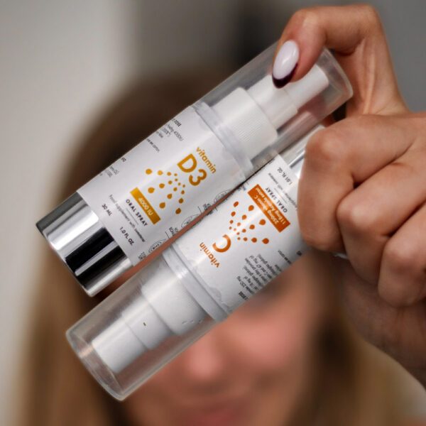 NorVita C-vitamiin ja D-vitamiin spreivitamiinid naise käes