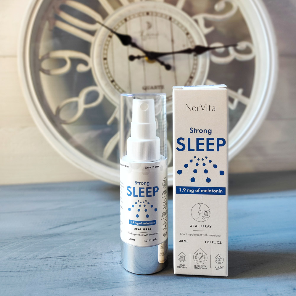 NorVita Sleep Strong unevitamiin pudel ja pakend koos kellaga taustal