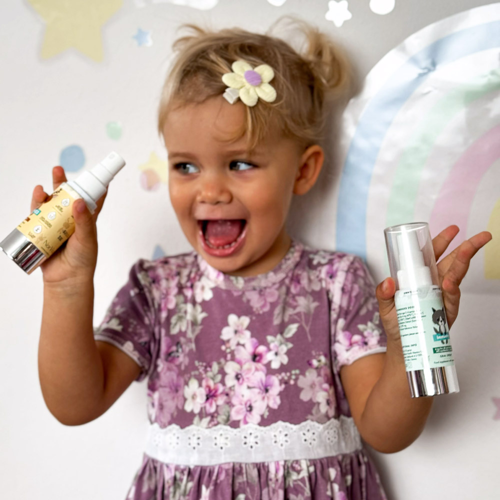 Laste spreivitamiini pudelid lapse käes