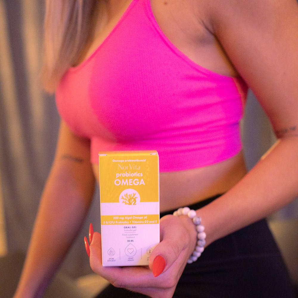 NorVita Oomega ja Piimhappebakterid naise käes