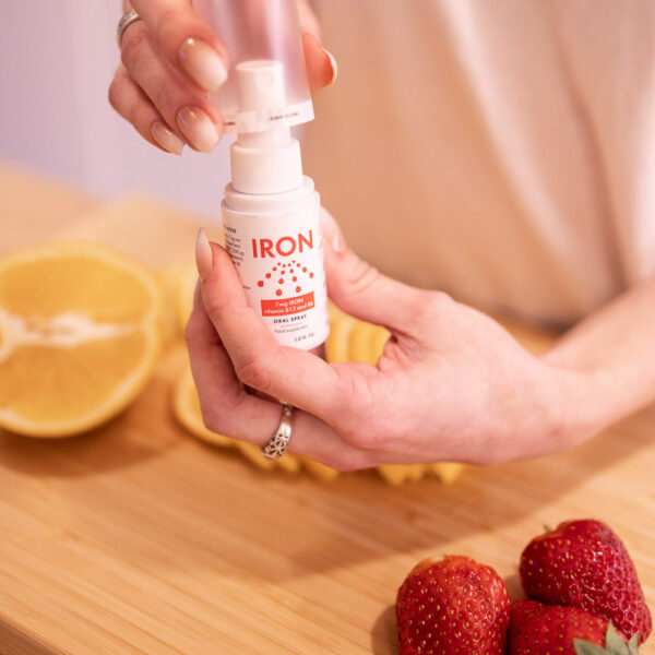 NorVita Raud toidulisand 30ml naise käes