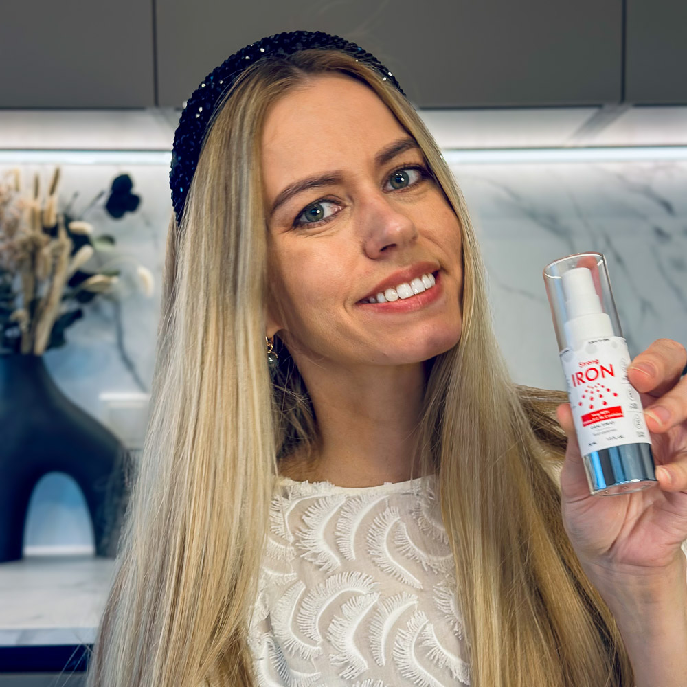 NorVita Tugev Raud toidulisand spreivitamiin naise käes