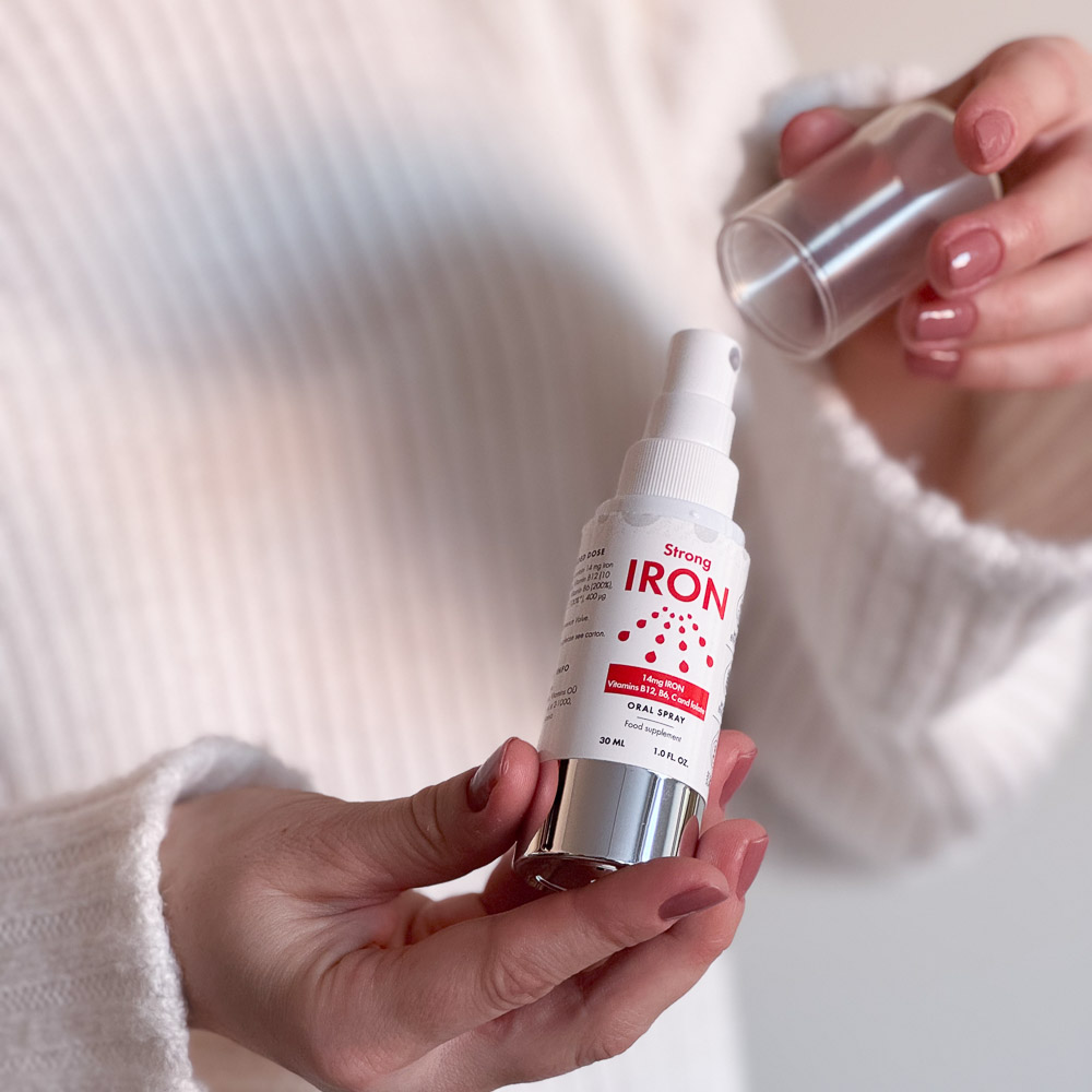 NorVita Tugev Raud toidulisand naise käes