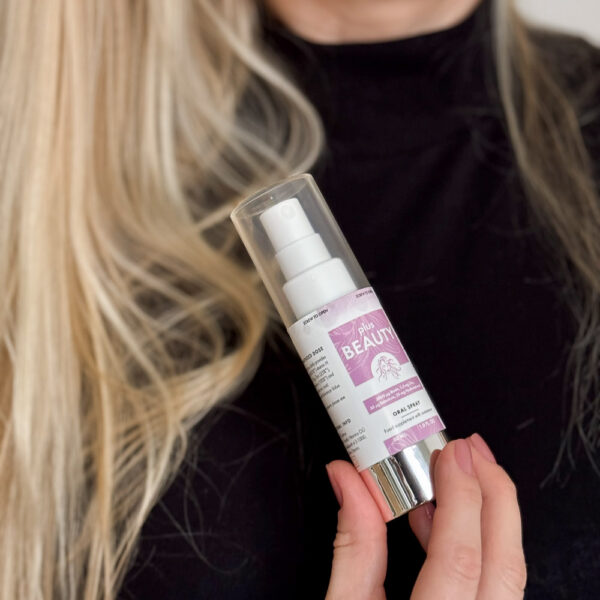 NorVita beauty plus iluvitamiin biotiini ja hüaluroonhappega naise käes