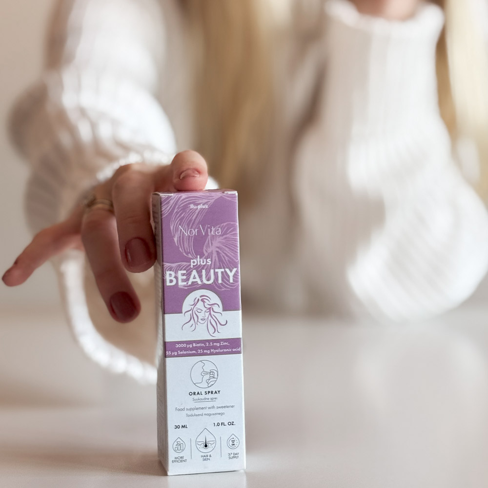NorVita beauty plus iluvitamiin biotiini ja hüaluroonhappega naise käes