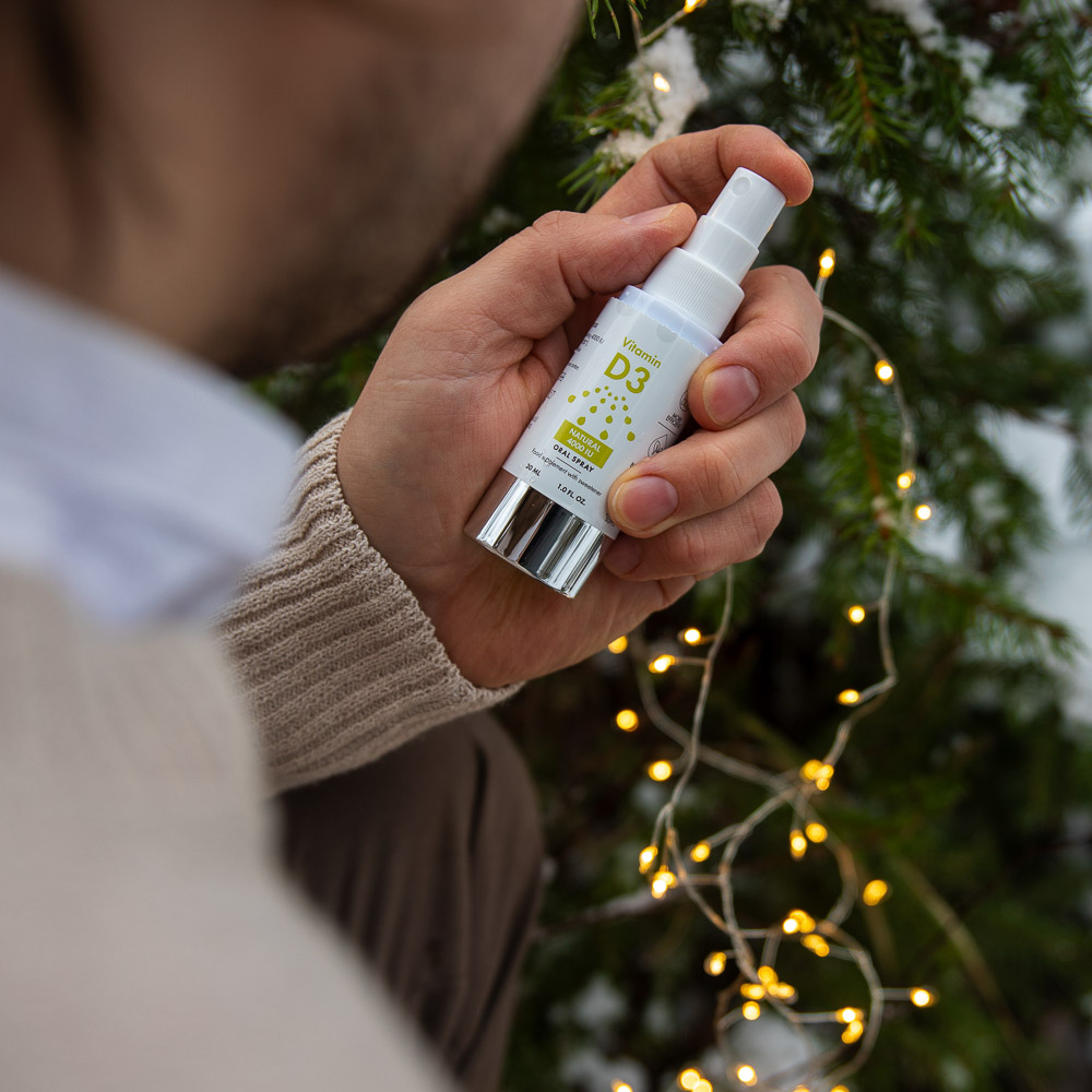 D3 NATURAL 4000IU naturaalne spreivitamiin mehe käes talvel