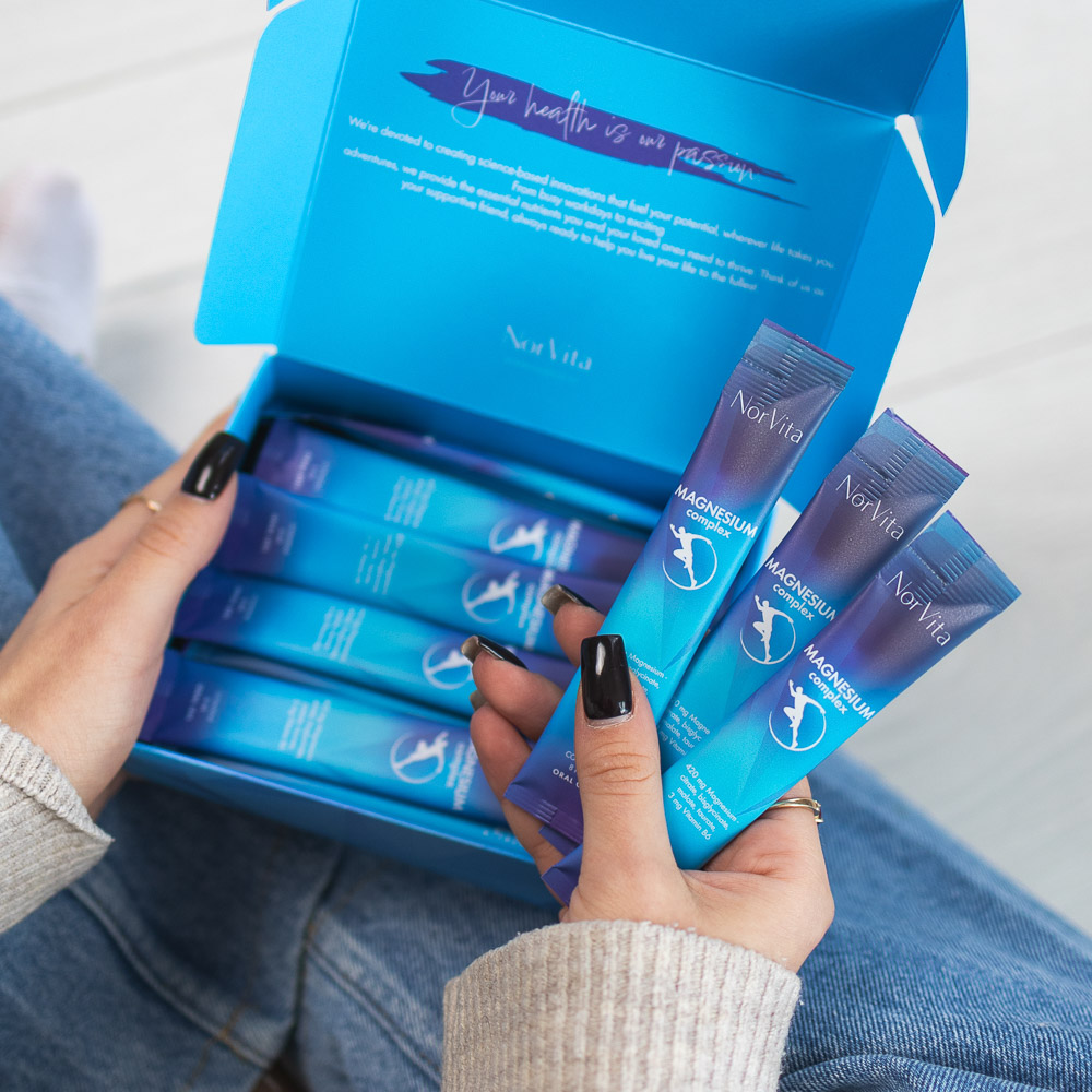 NorVita Magneesium Kompleks geelpakendid naise käes