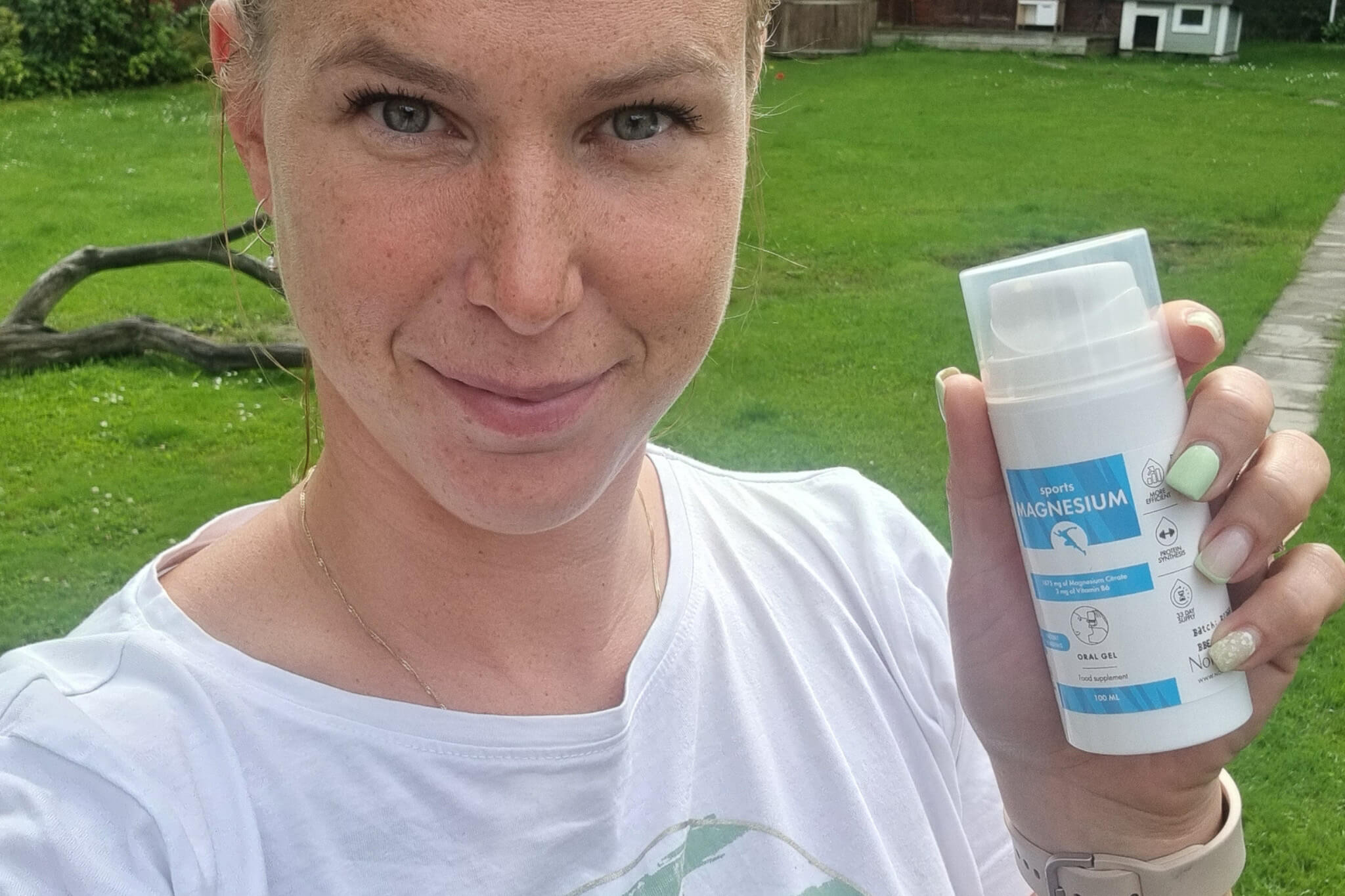 Maris hoiab käes magneesiumi, mis toetab teda sporti tehes